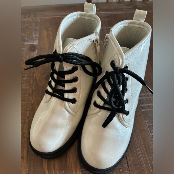 Sip Other - Stylish White Ankle Boots with Black Laces